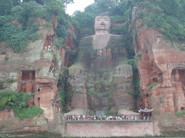 樂山大佛為何以屹立千年？又為何既不雙手合十也不打坐呢？